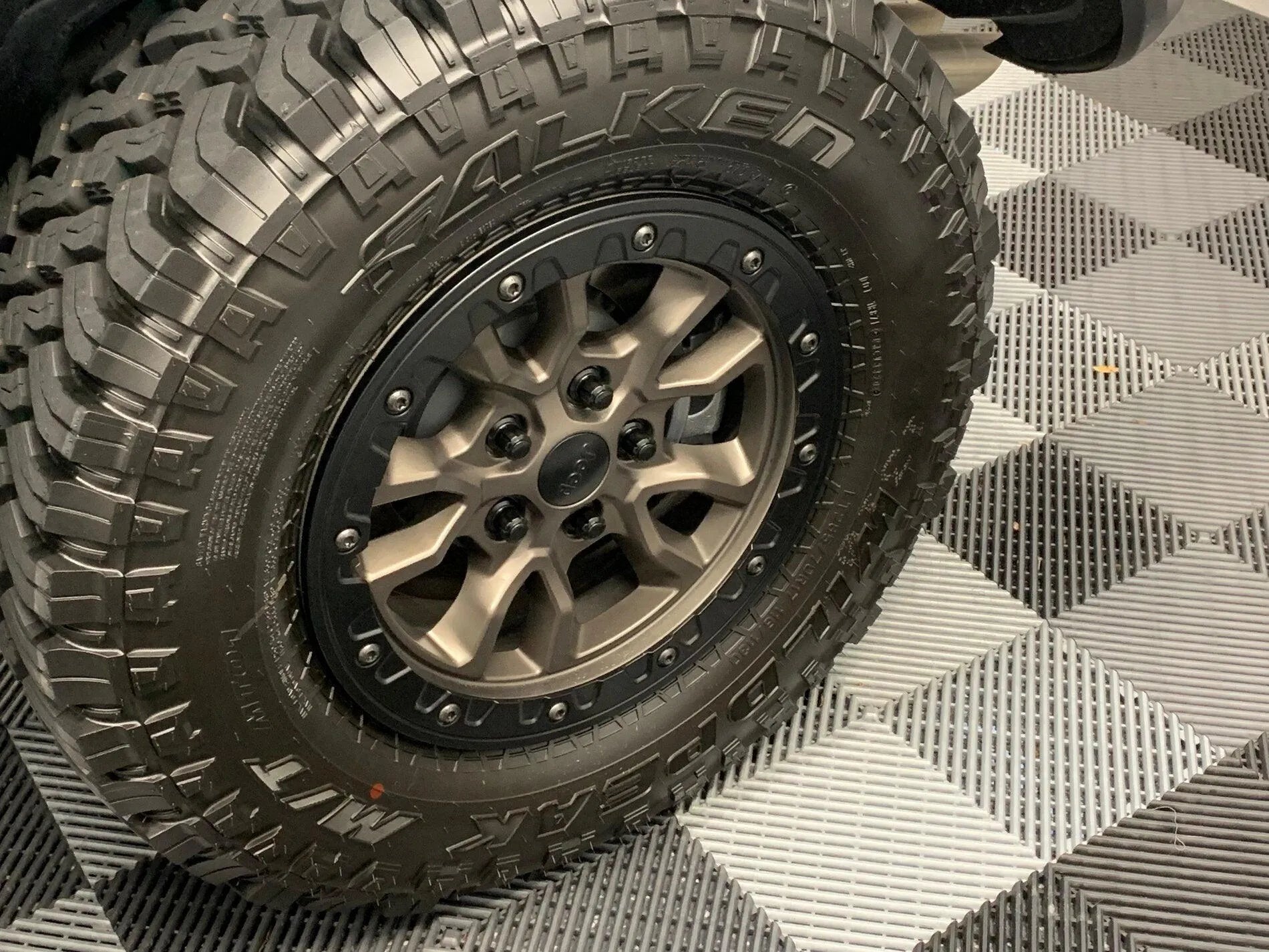 Gorilla Lug Nuts Black Wrangler JL / 392 / Rubicon